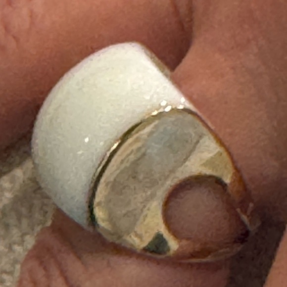 750 -18kt  Yellow Gold & White Agate Stone  Vintage Gold Oval Statement Ring 7.5 - Picture 3 of 7